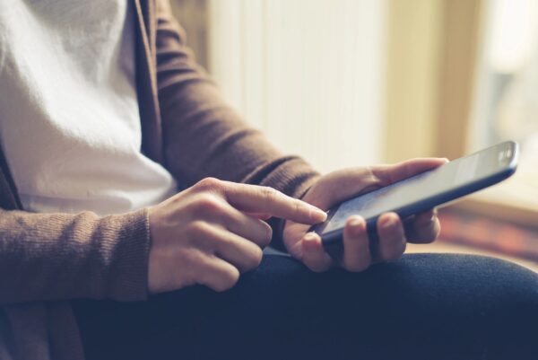 women typing on cell phone